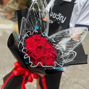 XL05ช่อผีเสื้อ กุหลาบแดง20ดอกห่อช่อดำอมตะ